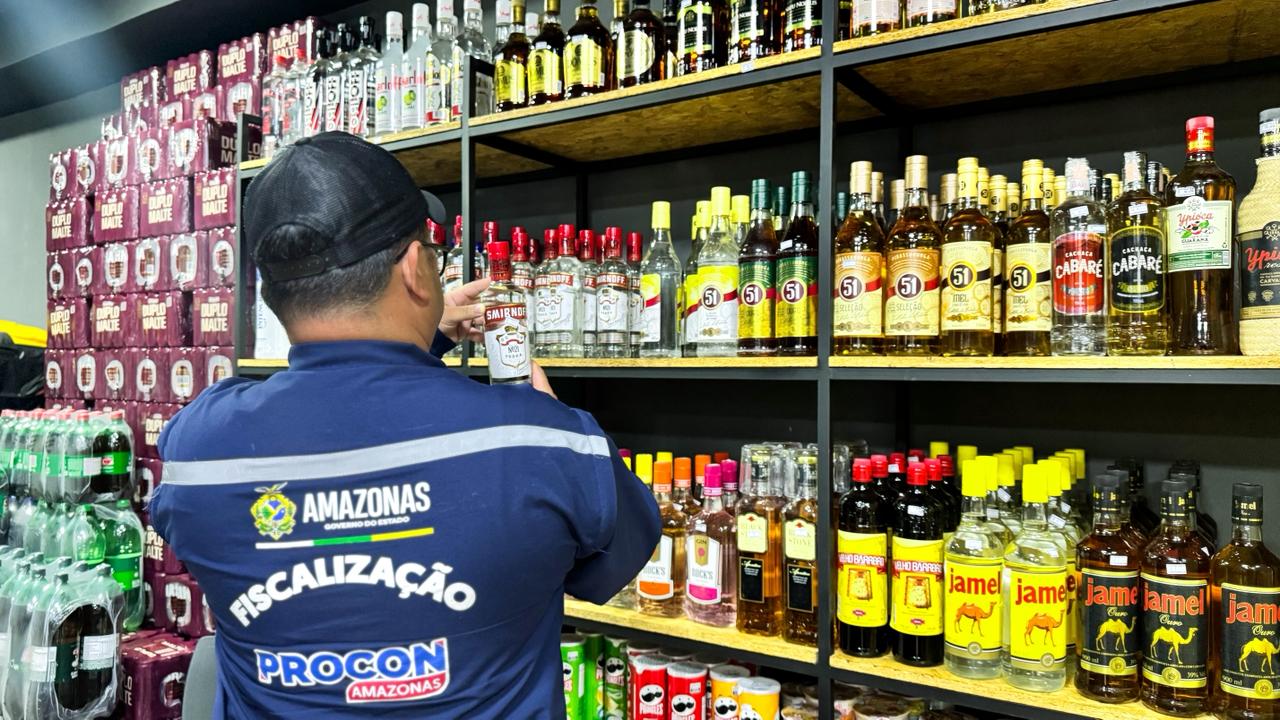 Procon-AM realiza blitz fiscalizatória e de orientação para prevenir casos de intoxicação por metanol