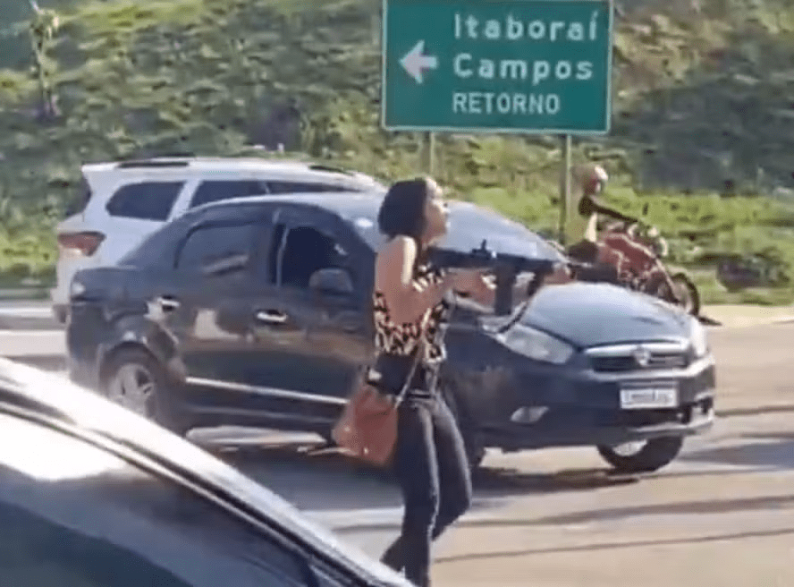 Vídeo viral mostra policial com fuzil em ação contra suspeito de latrocínio