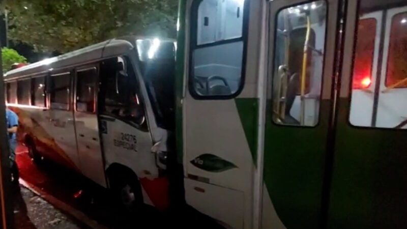 Acidente entre micro-ônibus e ônibus deixa 9 feridos em Manaus