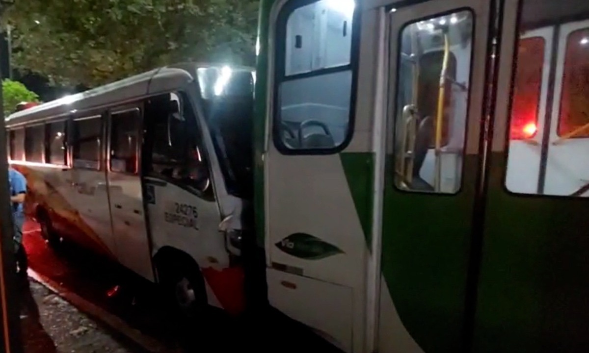 Acidente entre micro-ônibus e ônibus deixa 9 feridos em Manaus