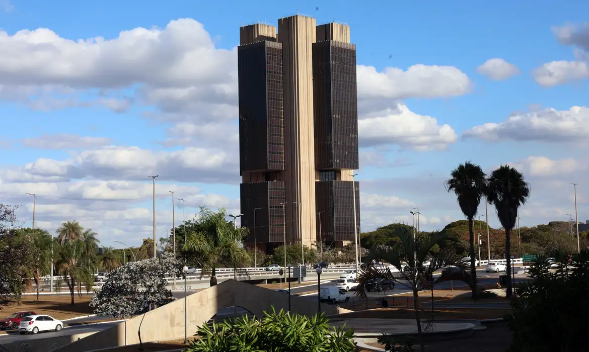 Inflação de 2025 cai pelo 2º boletim seguido, aponta Focus