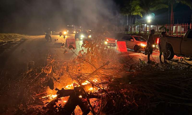 Moradores do Ramal Santo Antônio fecham a rodovia AM-010 em protesto por falta de energia elétrica