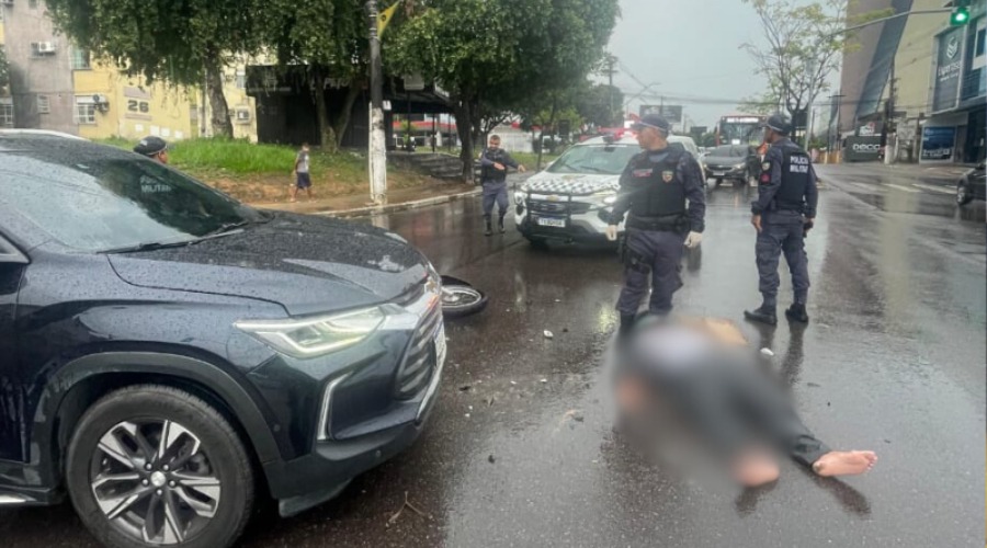 Motociclista avança sinal vermelho e fica ferido em colisão na Djalma Batista