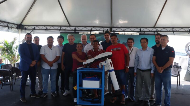 Sedecti participa da entrega de motores elétricos destinados a embarcações de pescadores