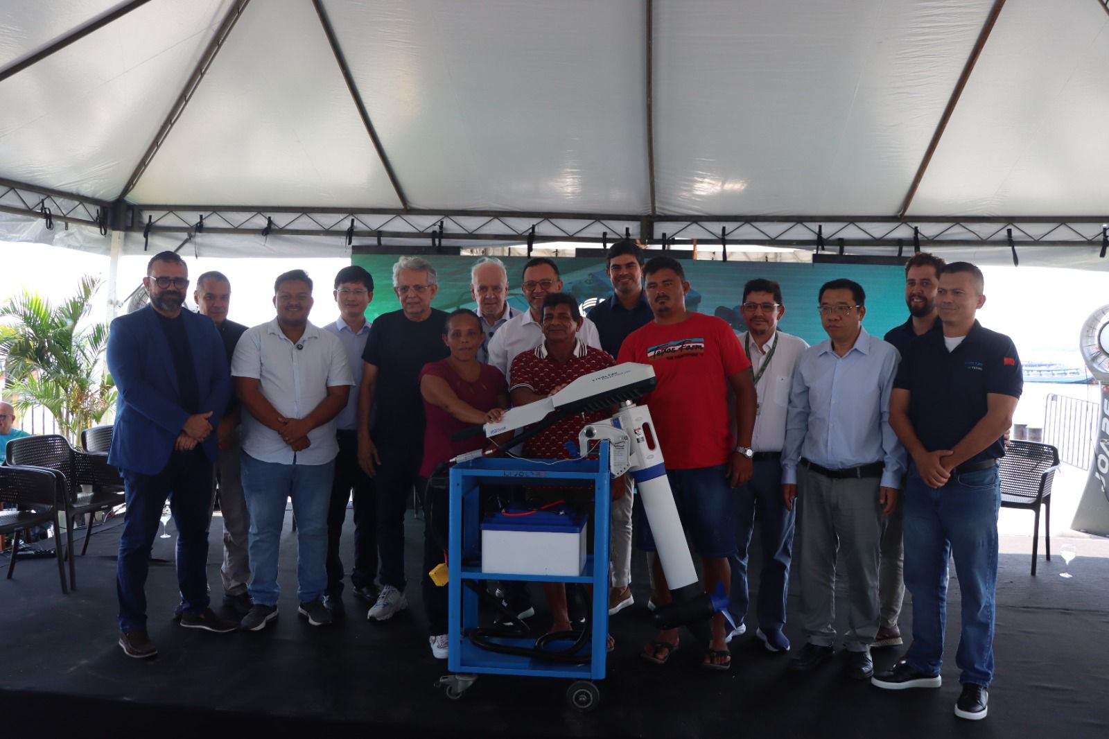 Sedecti participa da entrega de motores elétricos destinados a embarcações de pescadores