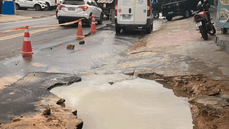 Vazamento de rede de água deixa via alagada e trânsito intenso no Alvorada