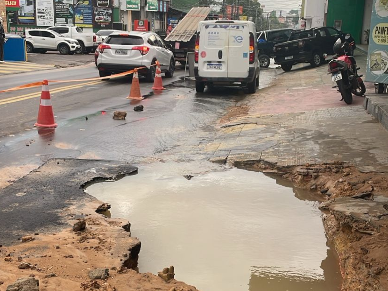 Vazamento de rede de água deixa via alagada e trânsito intenso no Alvorada