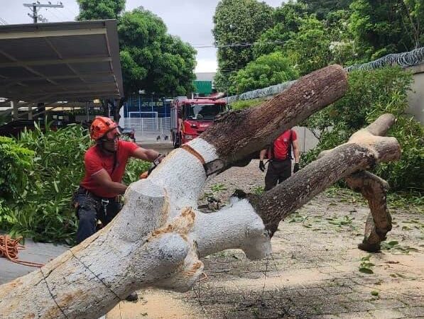 Corpo de Bombeiros atendeu 45 ocorrências após forte chuva em Manaus