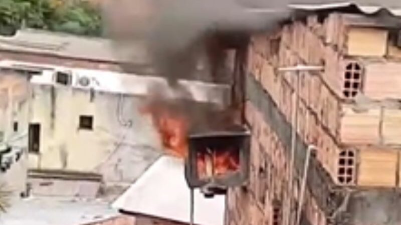 Ar-condicionado pega fogo em casa no bairro Redenção