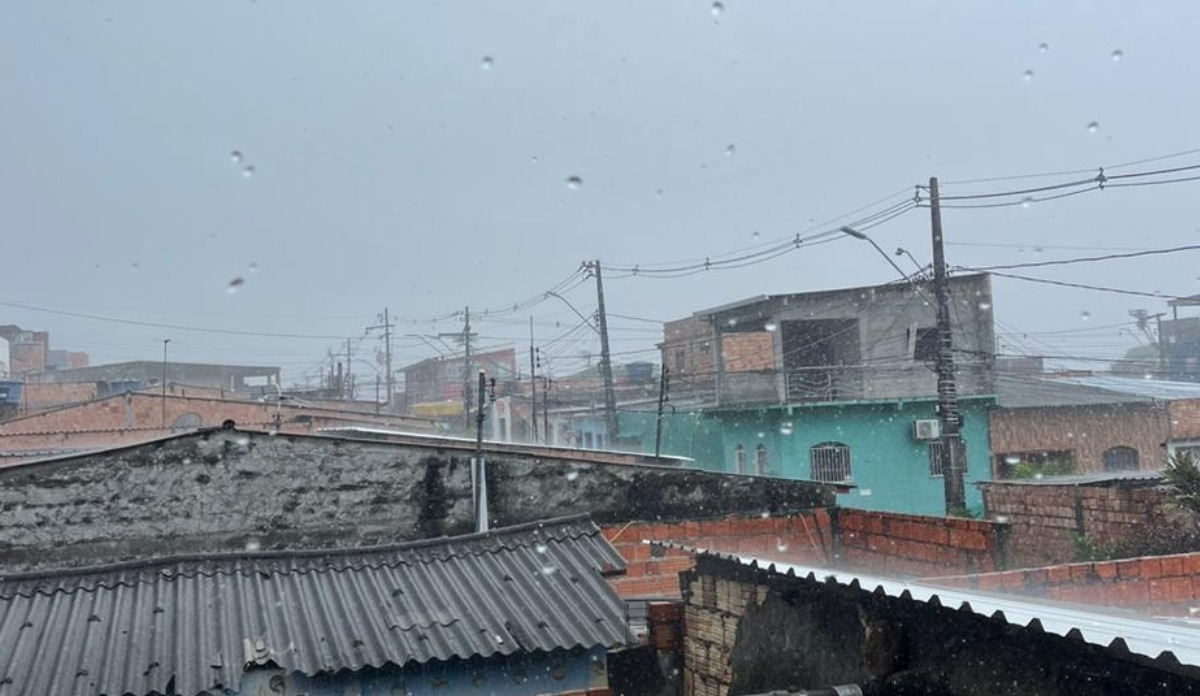 Chuvas de sábado causam alagamento, desabamento e deslizamentos em Manaus