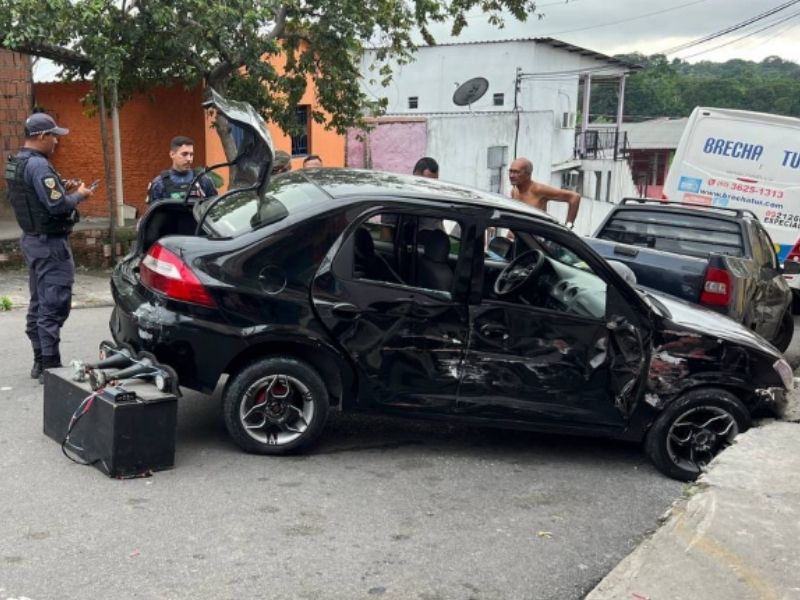 Colisão entre veículos é registrada no bairro Zumbi dos Palmares, em Manaus
