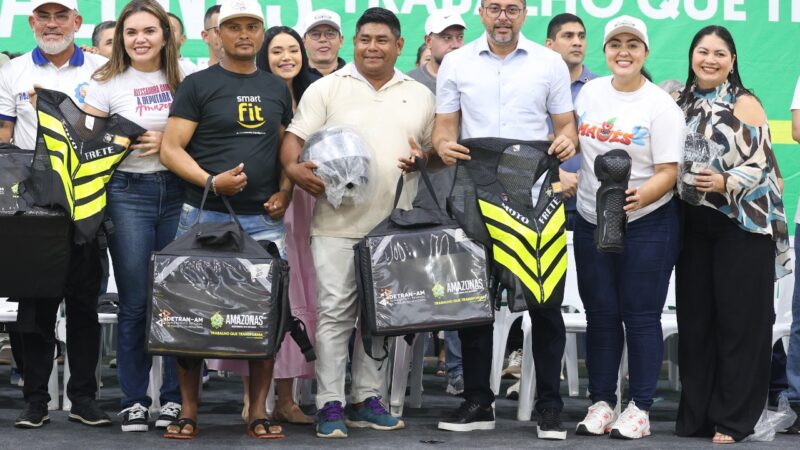 Detran-AM contempla, pela primeira vez, motofretistas de Maués com kits de segurança
