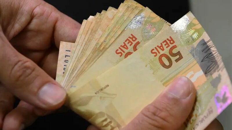 Economista alerta para endividamento das famílias e defende educação financeira no Brasil