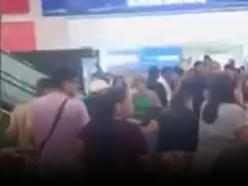 Falha em escada rolante provoca queda de clientes em shopping de Manaus