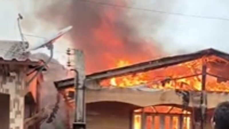 Fogo destrói residência no Careiro Castanho