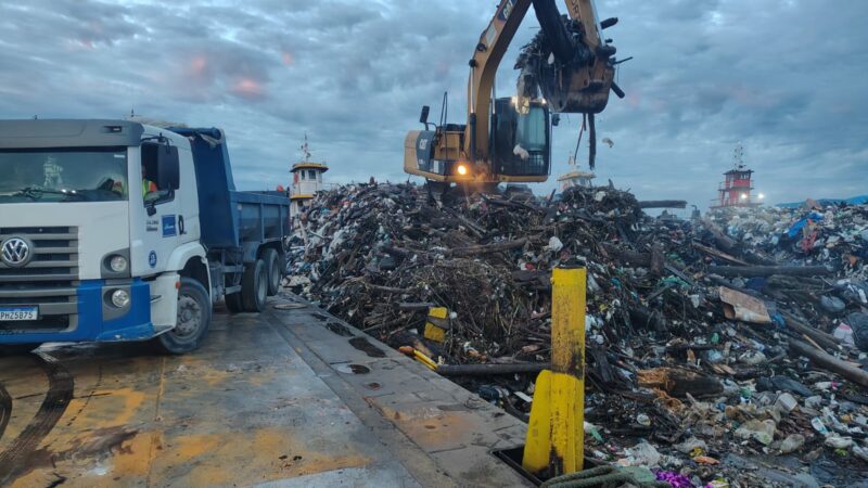 Manaus retira 3,4 mil toneladas de lixo da orla do rio Negro