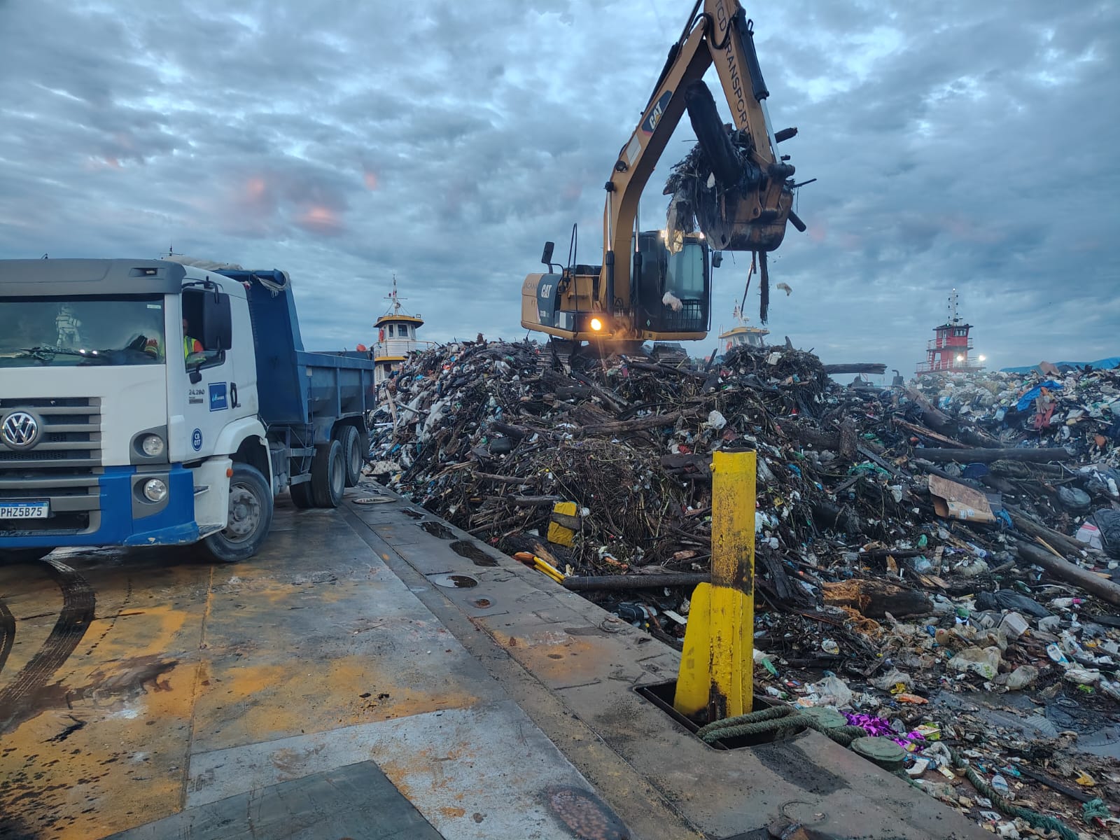Manaus retira 3,4 mil toneladas de lixo da orla do rio Negro
