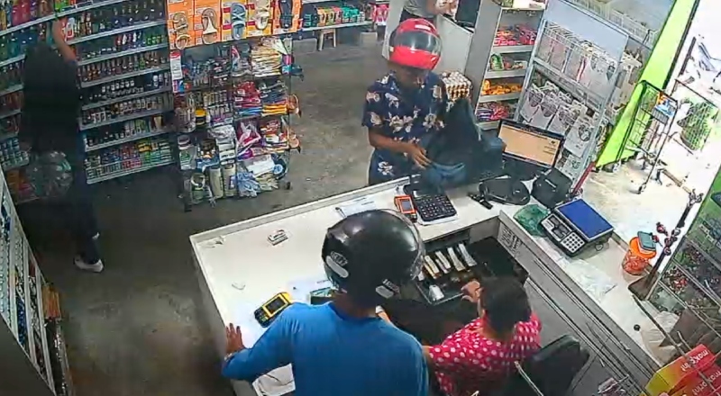 Vídeo mostra momento em que bandidos assaltam mercadinho na zona Norte de Manaus