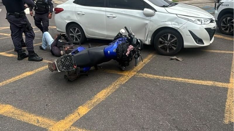 Colisão entre carro e moto deixa uma pessoa ferida no bairro Redenção, em Manaus