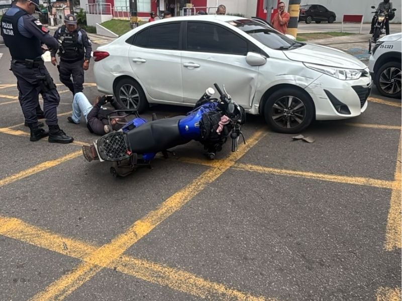 Colisão entre carro e moto deixa uma pessoa ferida no bairro Redenção, em Manaus