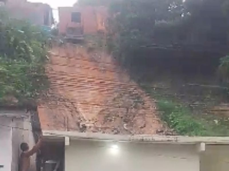 Deslizamento de terra destrói casa no bairro Jorge Teixeira durante chuva em Manaus