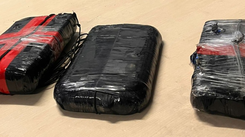 Força Tática apreende tabletes de drogas em embarcação no Porto da Rodway