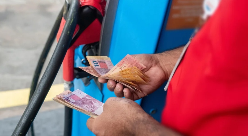 Gasolina fica mais barata e novo preço começa a valer nesta terça-feira (27)