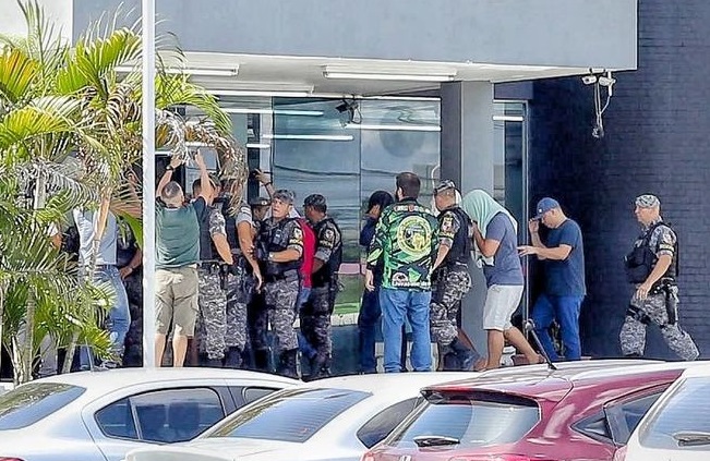 Justiça autoriza retorno de PMs da Rocam acusados pela chacina do Ramal Água Branca