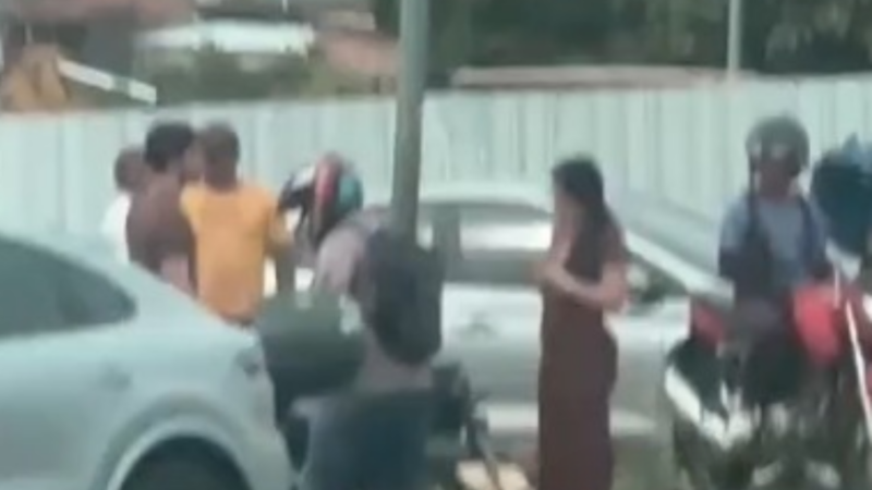 Motociclista fica no chão após acidente com carro na Avenida Coronel Teixeira, em Manaus