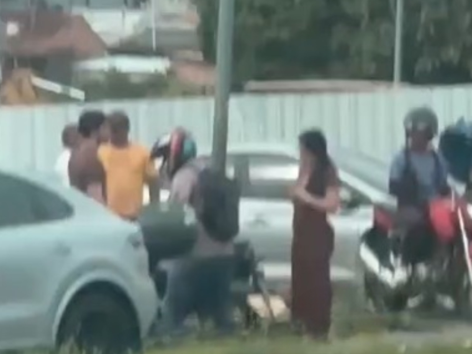 Motociclista fica no chão após acidente com carro na Avenida Coronel Teixeira, em Manaus