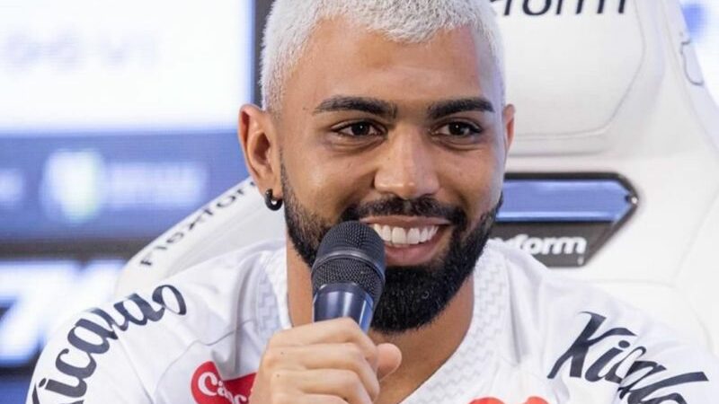 Retorno de Gabigol ao Santos é marcado por cobrança de torcedores organizados