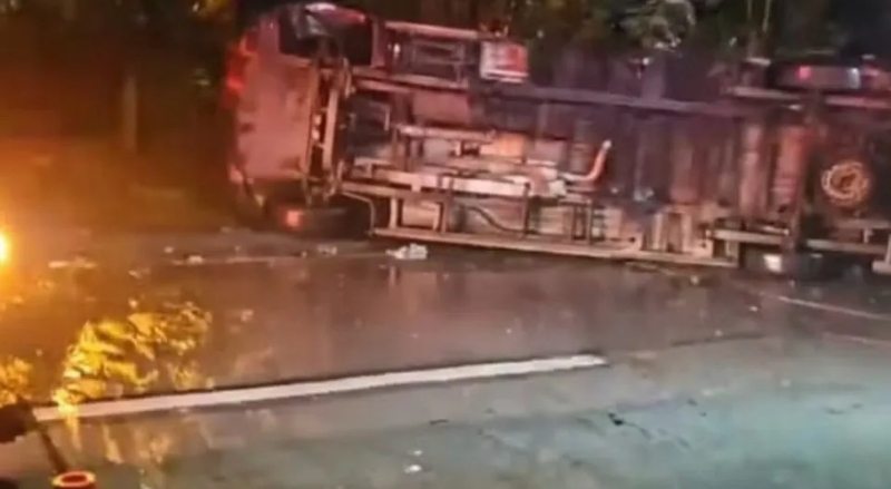 Acidente com caminhão desgovernado deixa três mortos na BR-116, no RJ