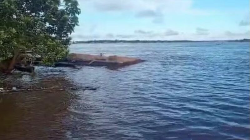 Balsa usada para captação de água afunda e deixa cidade do AM sem abastecimento