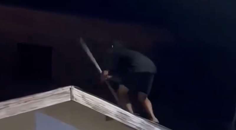 Bandido recebe carinho da população após tentar assaltar jovem