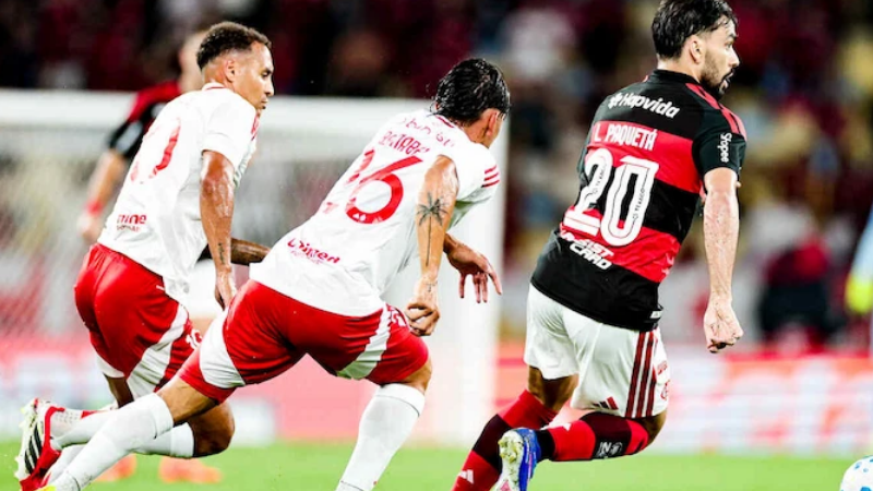 Flamengo empata com o Inter em noite de estreia de Paquetá como titular