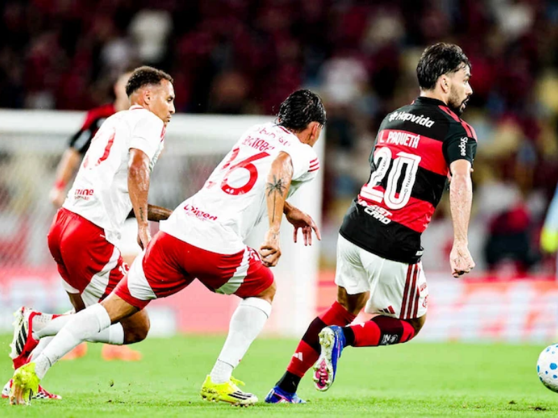Flamengo empata com o Inter em noite de estreia de Paquetá como titular
