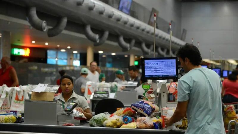 Governo adia por 90 dias novas regras para trabalho em feriados no comércio