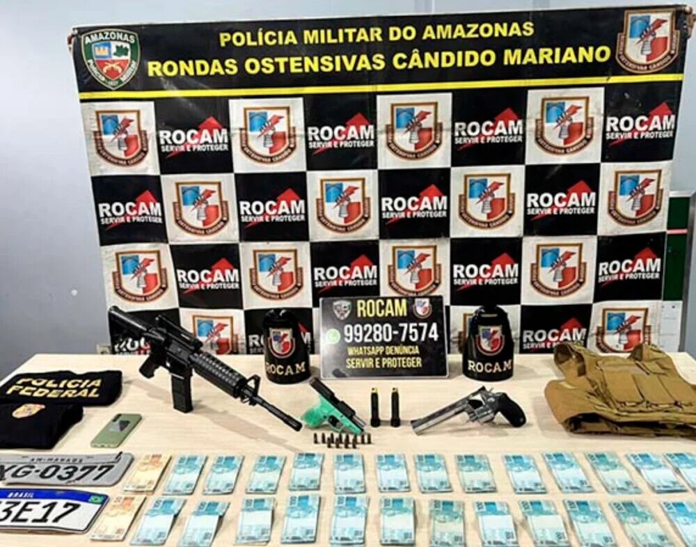 Homem é preso com R$ 28 mil, armas e farda falsa após tentativa de fuga em Manaus