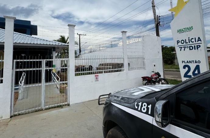 Mulher é presa por omissão após filho ser torturado pelo padrasto no AM