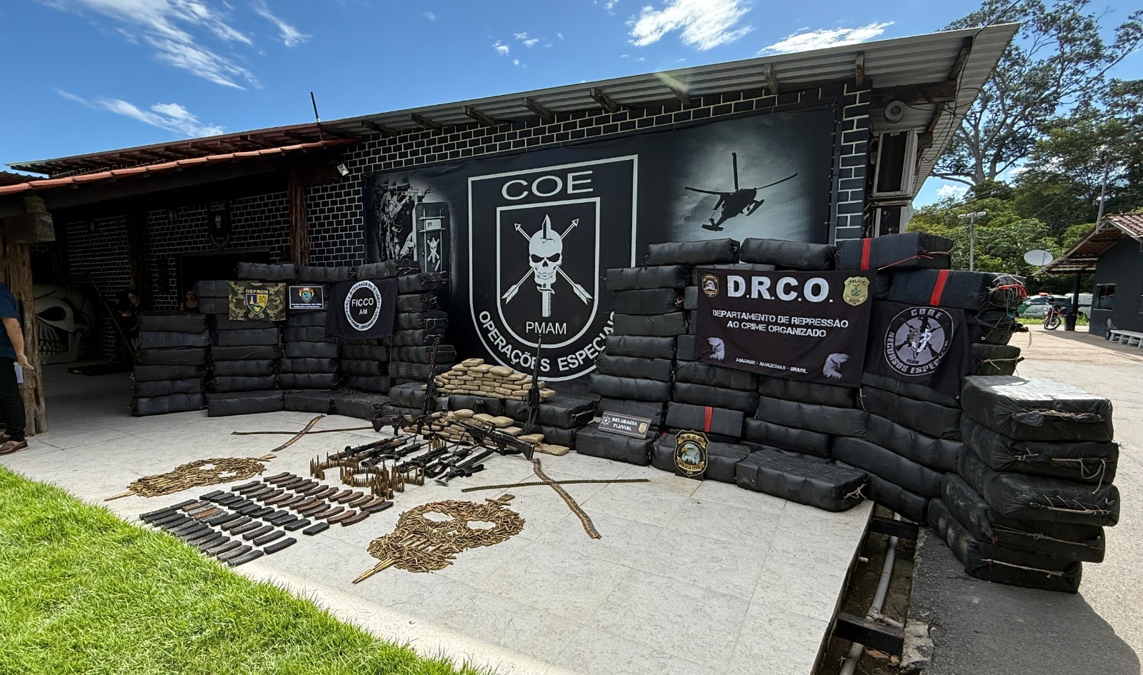 Polícia apreende 4,3 toneladas de drogas e arsenal capaz de derrubar aeronaves no AM