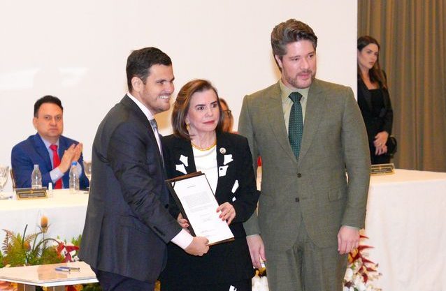 Renato Junior assina termo de compromisso do programa inédito de educação do TCE-AM