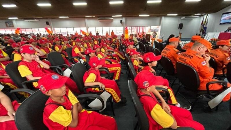 Mais de 900 alunos iniciam atividades do Programa Bombeiro Mirim no Amazonas