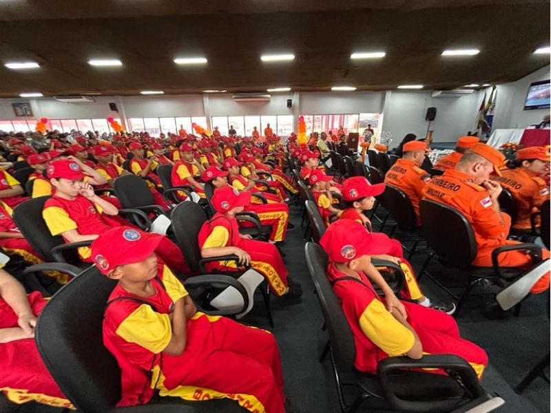 Mais de 900 alunos iniciam atividades do Programa Bombeiro Mirim no Amazonas