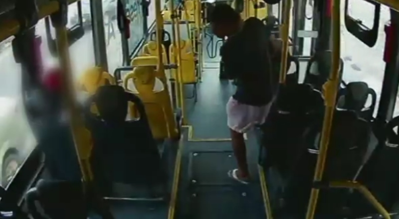 Polícia procura bandido que esfaqueou trabalhadora durante assalto a ônibus em Manaus