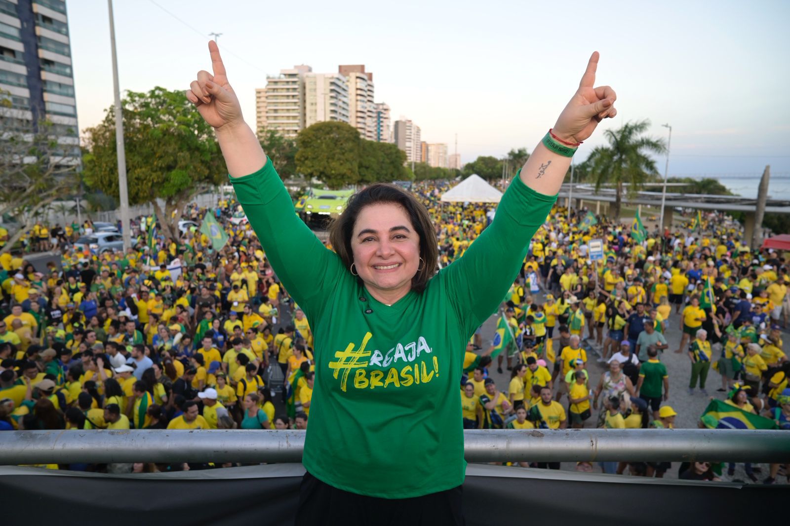 Professora Maria do Carmo lidera crescimento, ultrapassa adversários e encurta distância para Omar