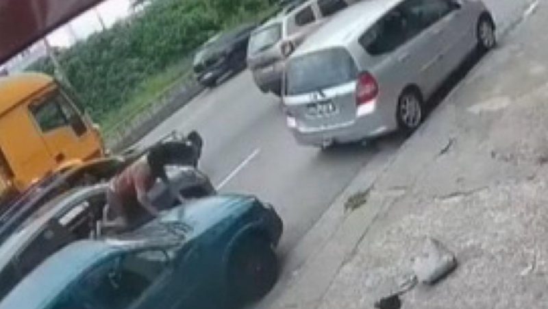 VÍDEO: Foragido é baleado ao se jogar pela janela de carro para fugir da polícia
