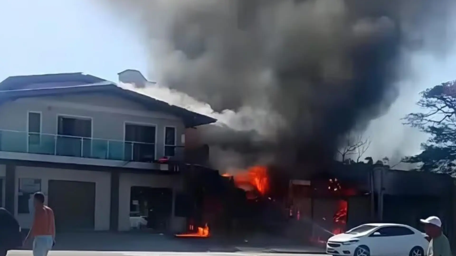 Vídeo registra momento em que avião de pequeno porte cai no RS; quatro pessoas morreram