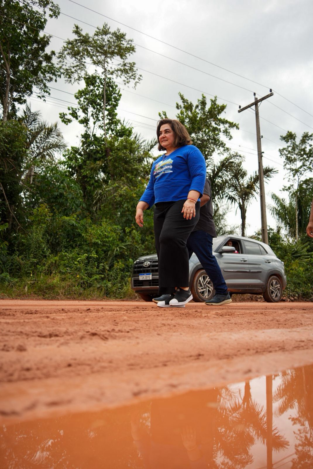 Em passagem por Iranduba, Professora Maria do Carmo mostra precariedade do ramal do Janauari