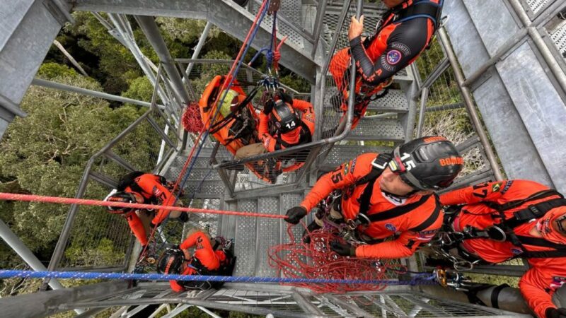 Treinamento do Corpo de Bombeiros simula resgate de vítima na Torre do Musa