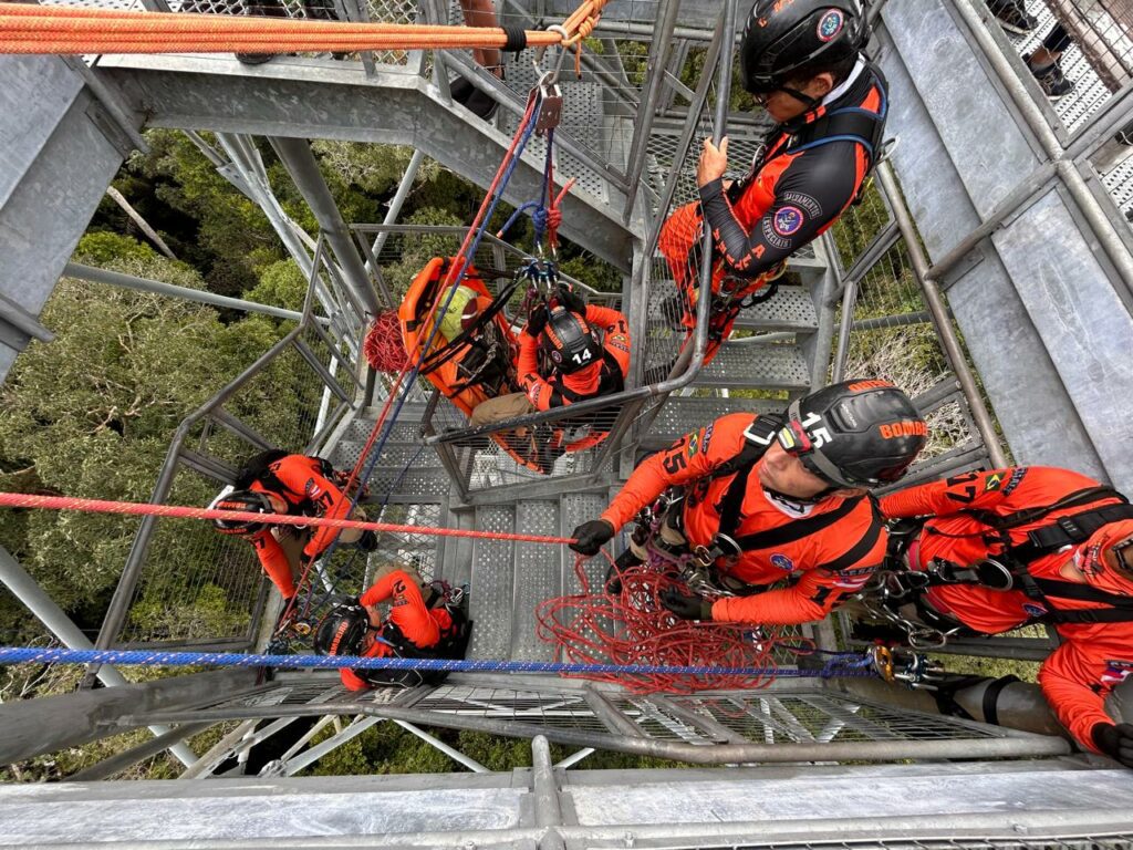 Treinamento do Corpo de Bombeiros simula resgate de vítima na Torre do Musa